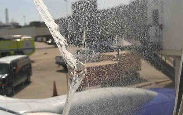 Yolcu uçağının camı havadayken çatladı